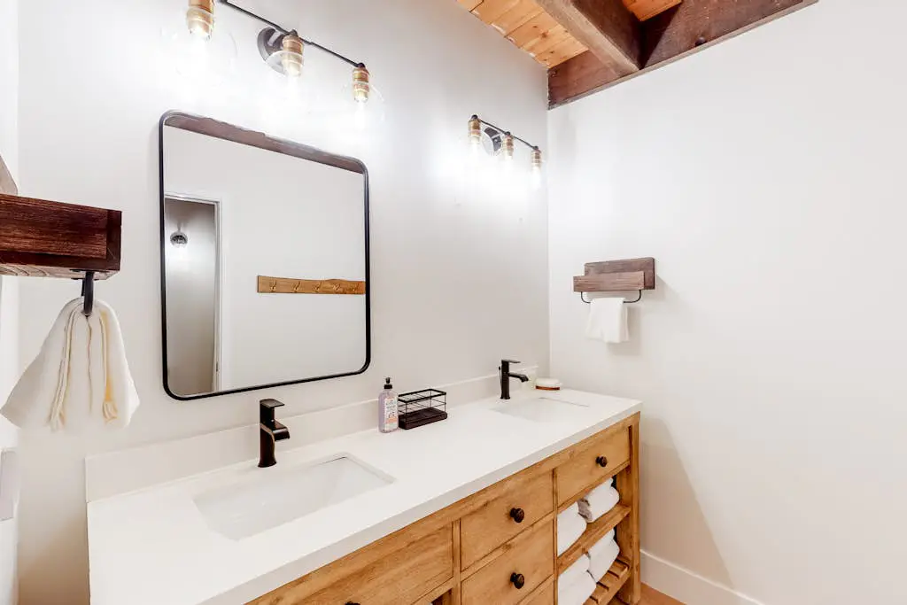 Mountain Home with Gas Fireplace, Fast WiFi, Balcony, Shared Pool, Tennis