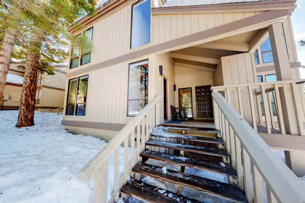 Mountain Home with Gas Fireplace, Fast WiFi, Balcony, Shared Pool, Tennis
