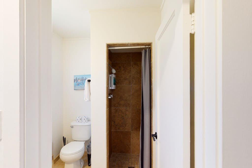 Inviting hotel with lakeview, golf, skiing, WiFi, & Netflix