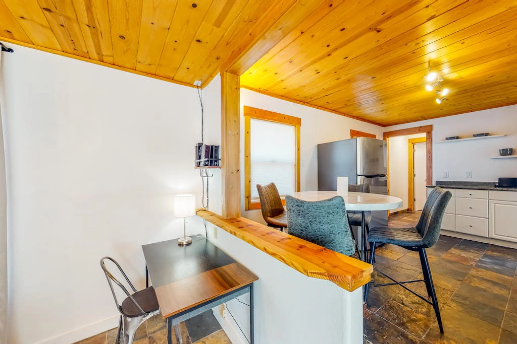 Modern lake-view hotel - all eight rooms - dog-friendly - near beach & golf