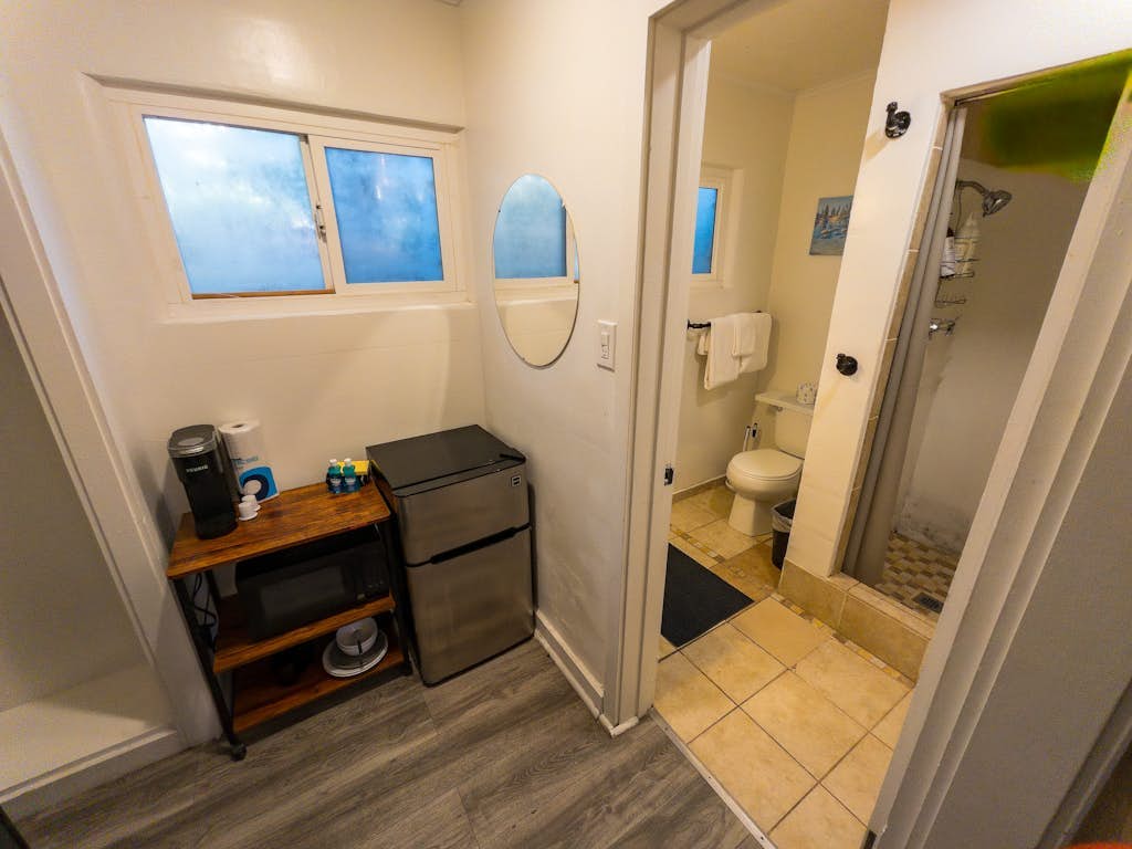 Delightful hotel with lakeview, golf, skiing, WiFi, & Netflix