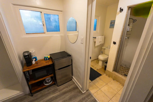 Delightful hotel with lakeview, golf, skiing, WiFi, & Netflix