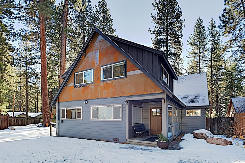 All-Season Getaway | Hot Tub & Backyard | Walk 2 Blocks to Lake & Restaurants