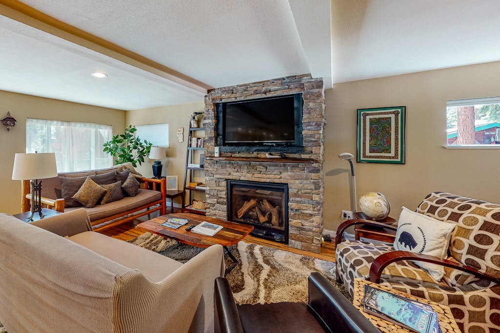 All-Season Getaway | Hot Tub & Backyard | Walk 2 Blocks to Lake & Restaurants