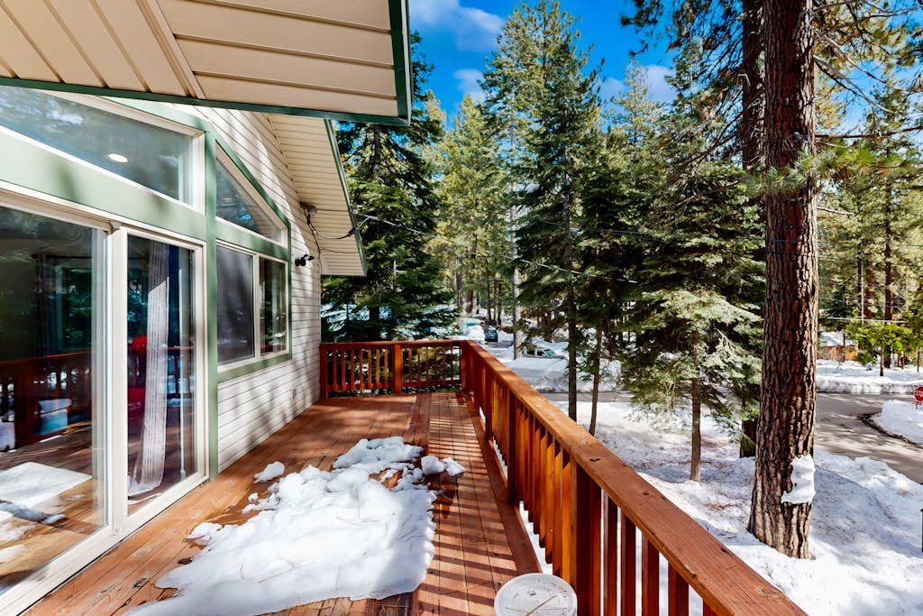 Modern, bright home with great deck - walk to Kings Beach, golf & town