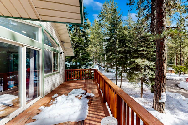 Modern, bright home with great deck - walk to Kings Beach, golf & town