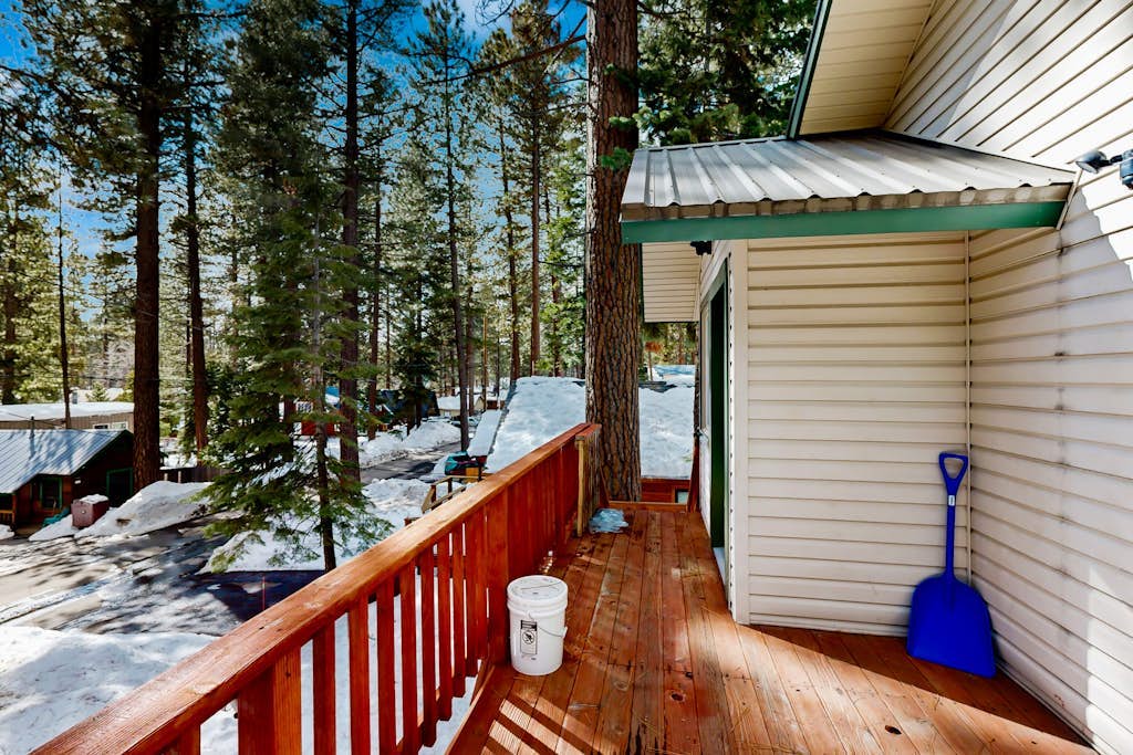 Modern, bright home with great deck - walk to Kings Beach, golf & town