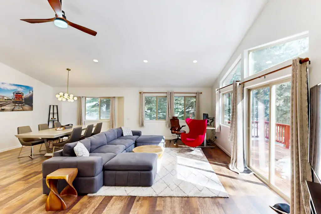 Modern, bright home with great deck - walk to Kings Beach, golf & town