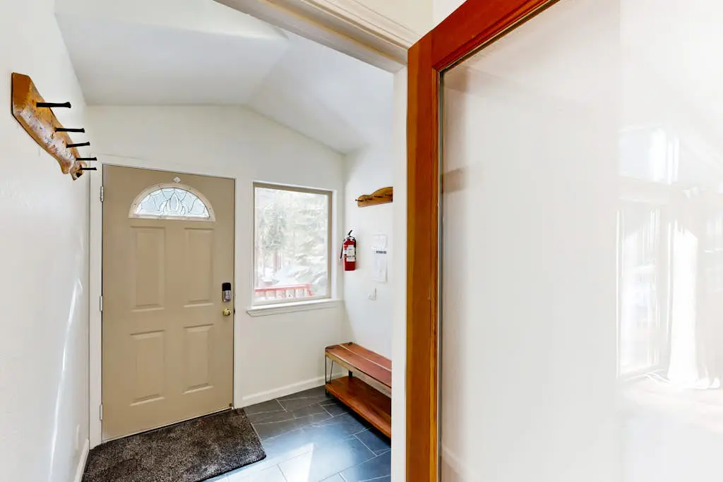 Modern, bright home with great deck - walk to Kings Beach, golf & town