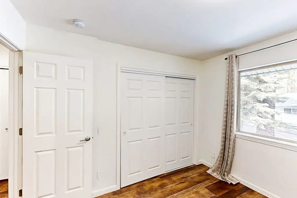 Modern, bright home with great deck - walk to Kings Beach, golf & town