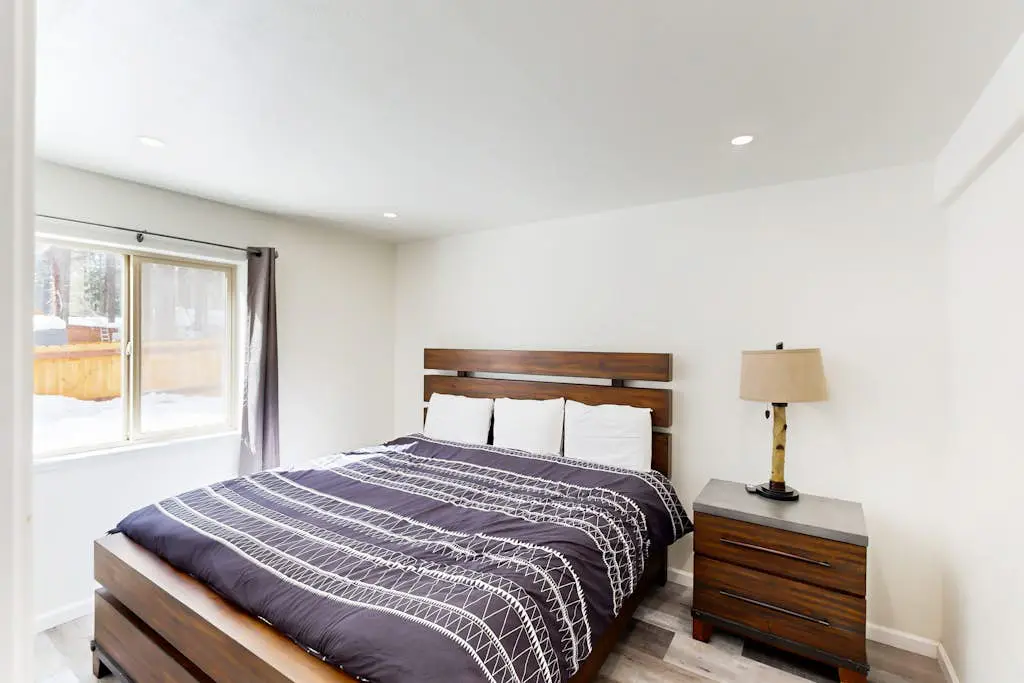 Modern, bright home with great deck - walk to Kings Beach, golf & town