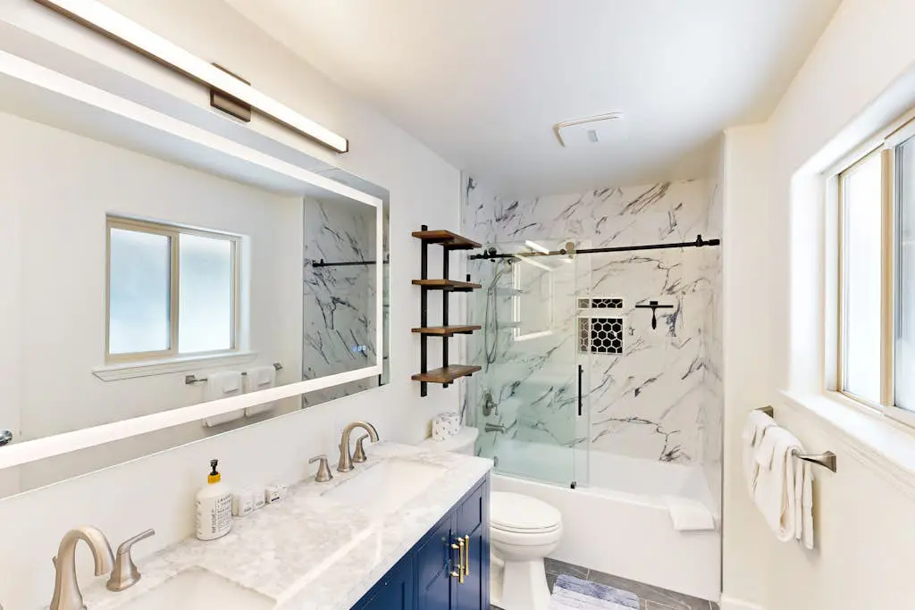 Modern, bright home with great deck - walk to Kings Beach, golf & town