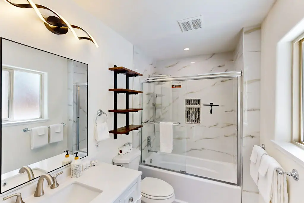 Modern, bright home with great deck - walk to Kings Beach, golf & town