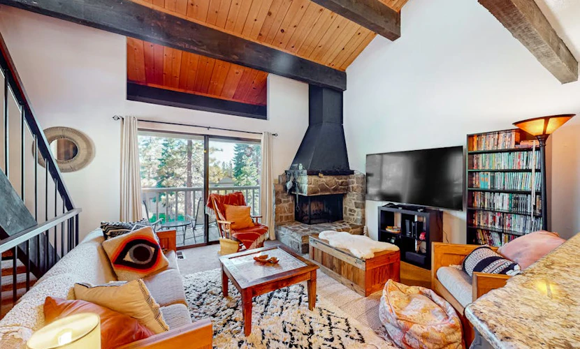 Cozy, 3-story condo with prime location, seasonal pool, tennis & sauna