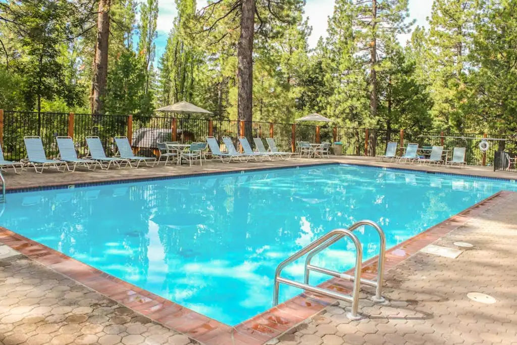 Cozy, 3-story condo with prime location, seasonal pool, tennis & sauna
