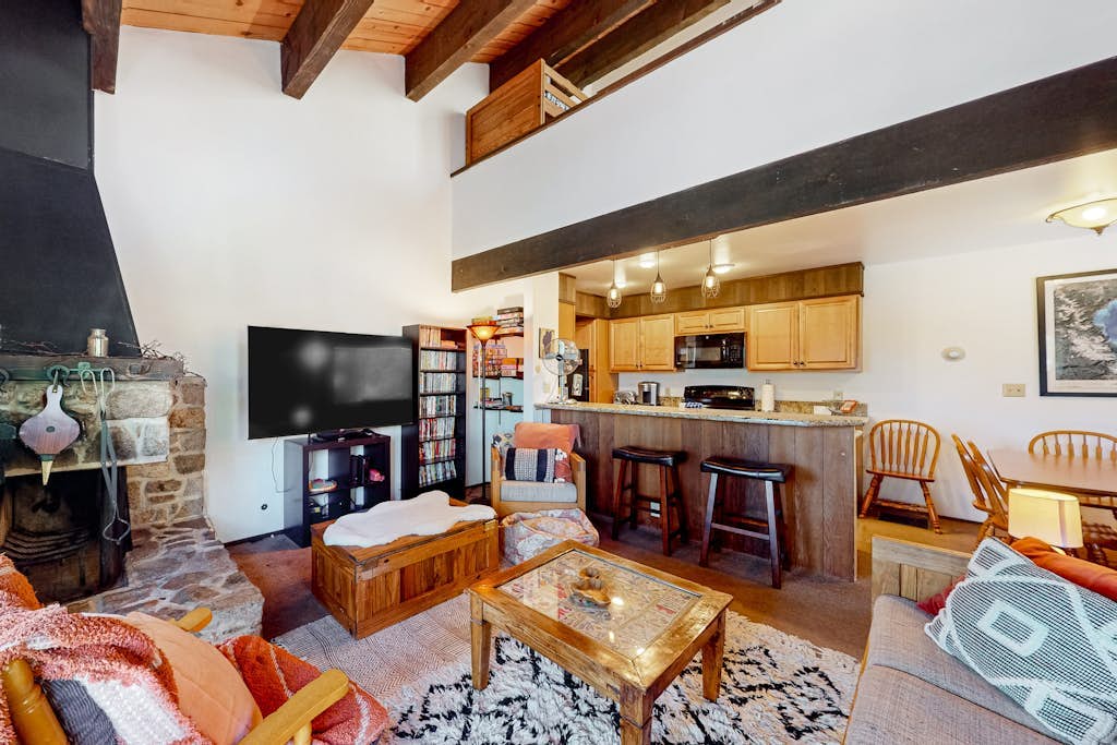 Cozy, 3-story condo with prime location, seasonal pool, tennis & sauna