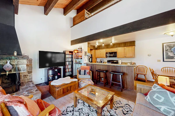 Cozy, 3-story condo with prime location, seasonal pool, tennis & sauna