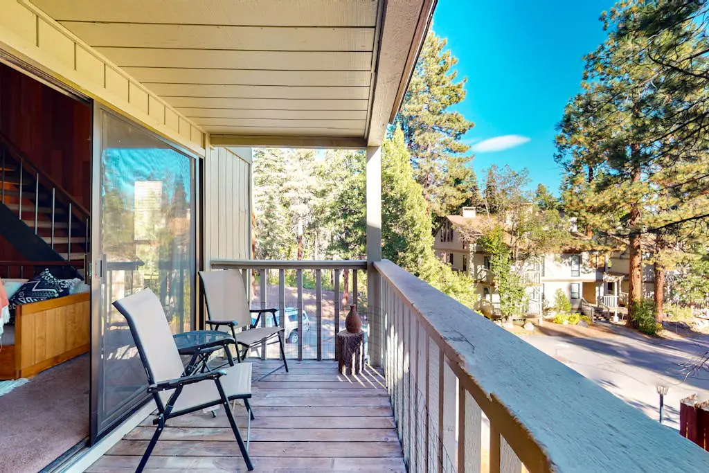 Cozy, 3-story condo with prime location, seasonal pool, tennis & sauna
