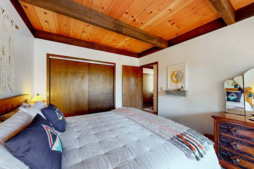 Cozy, 3-story condo with prime location, seasonal pool, tennis & sauna