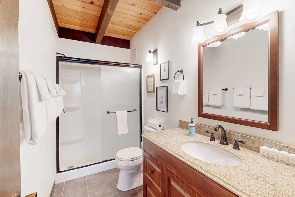 Cozy, 3-story condo with prime location, seasonal pool, tennis & sauna