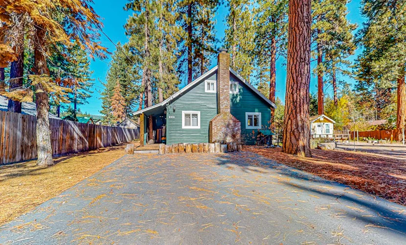 Darling cabin near beach/lake with wood stove & private washer/dryer