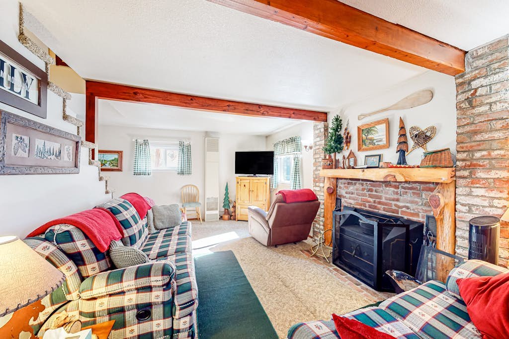 Darling cabin near beach/lake with wood stove & private washer/dryer