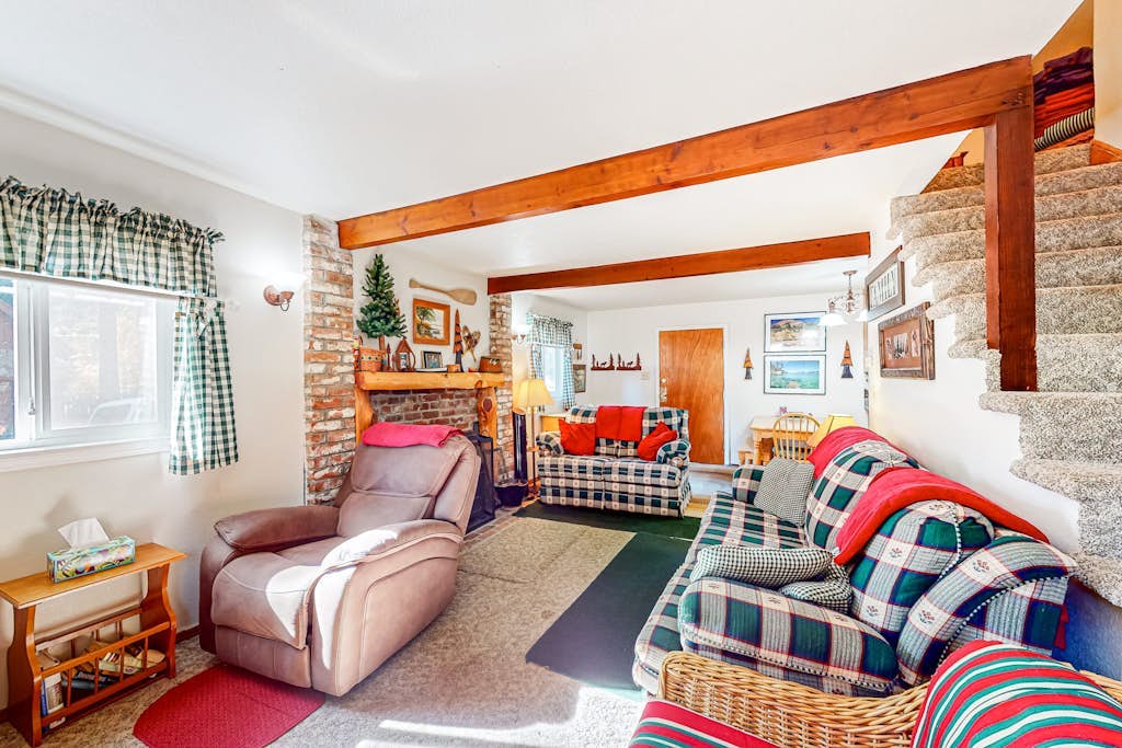 Darling cabin near beach/lake with wood stove & private washer/dryer