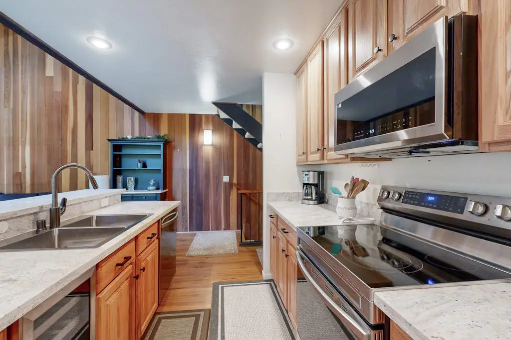 Creekside retreat with pool access, deck, fireplace, and high speed WiFi