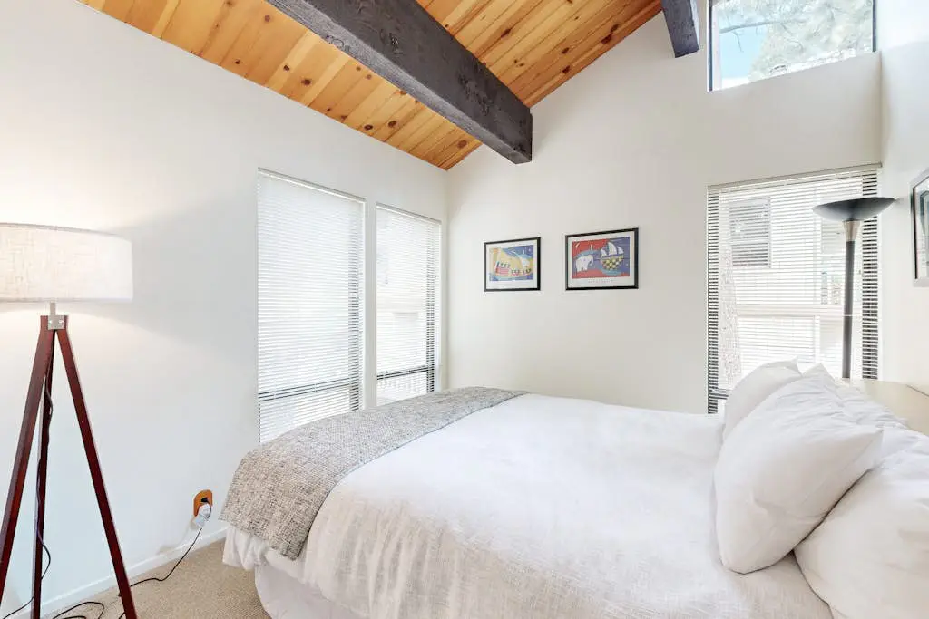 Creekside retreat with pool access, deck, fireplace, and high speed WiFi