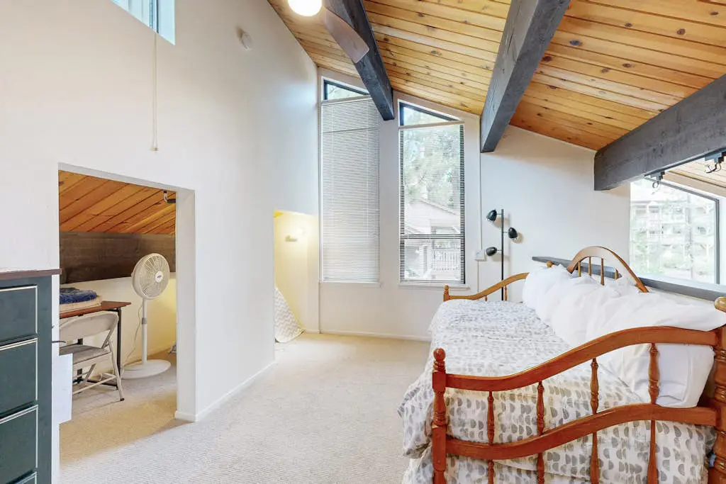 Creekside retreat with pool access, deck, fireplace, and high speed WiFi
