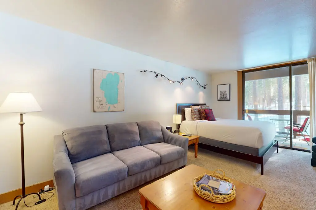 Bright studio with access to hot tub & pools - near the slopes