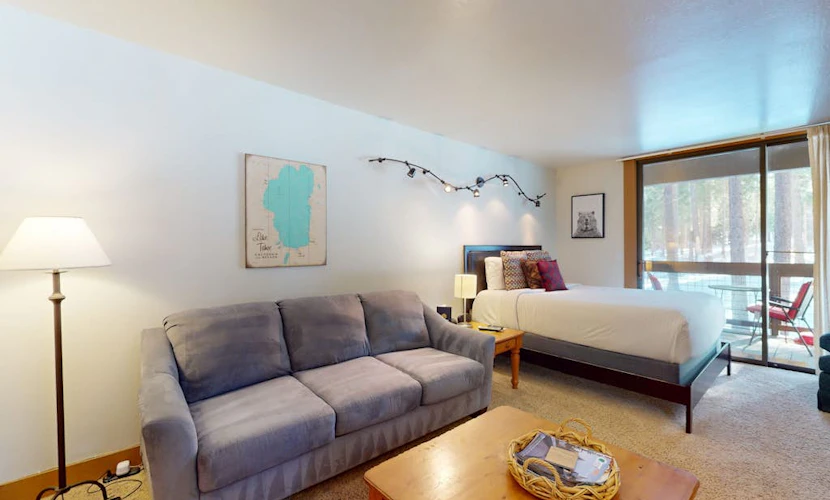 Bright studio with access to hot tub & pools - near the slopes