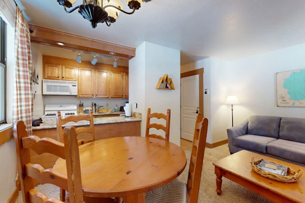 Bright studio with access to hot tub & pools - near the slopes