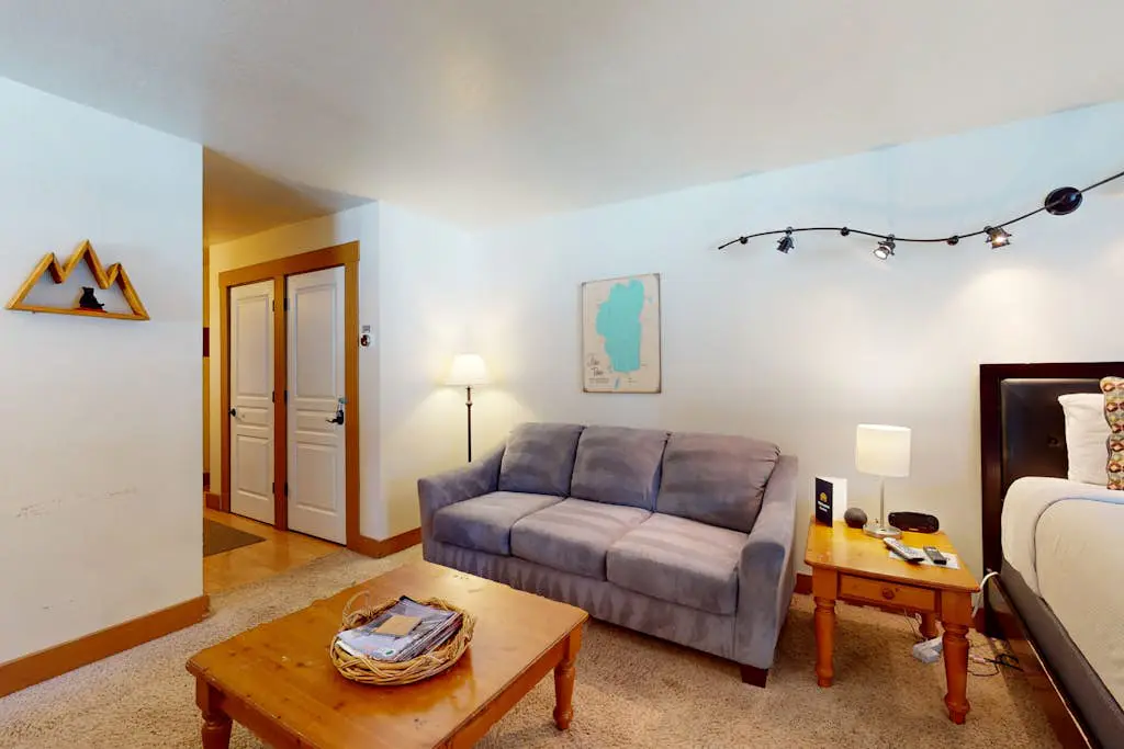 Bright studio with access to hot tub & pools - near the slopes