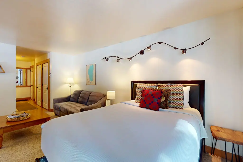 Bright studio with access to hot tub & pools - near the slopes
