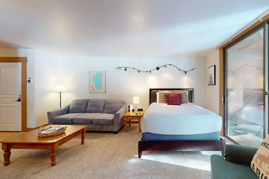 Bright studio with access to hot tub & pools - near the slopes