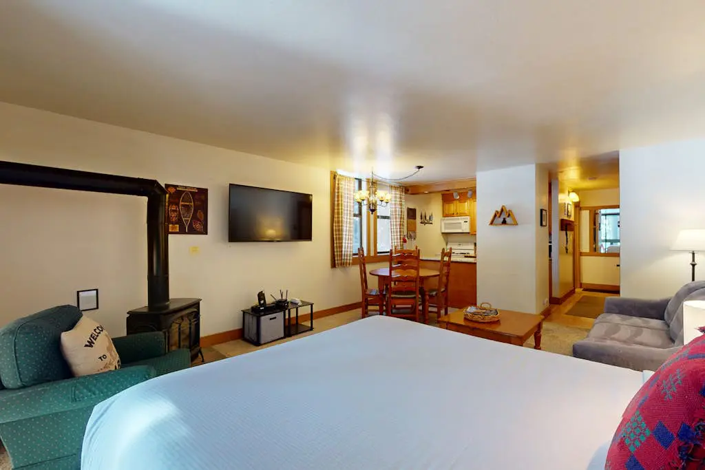 Bright studio with access to hot tub & pools - near the slopes