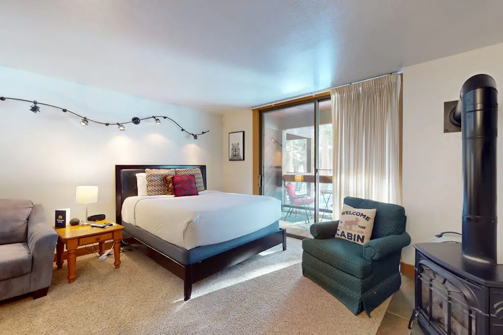 Bright studio with access to hot tub & pools - near the slopes