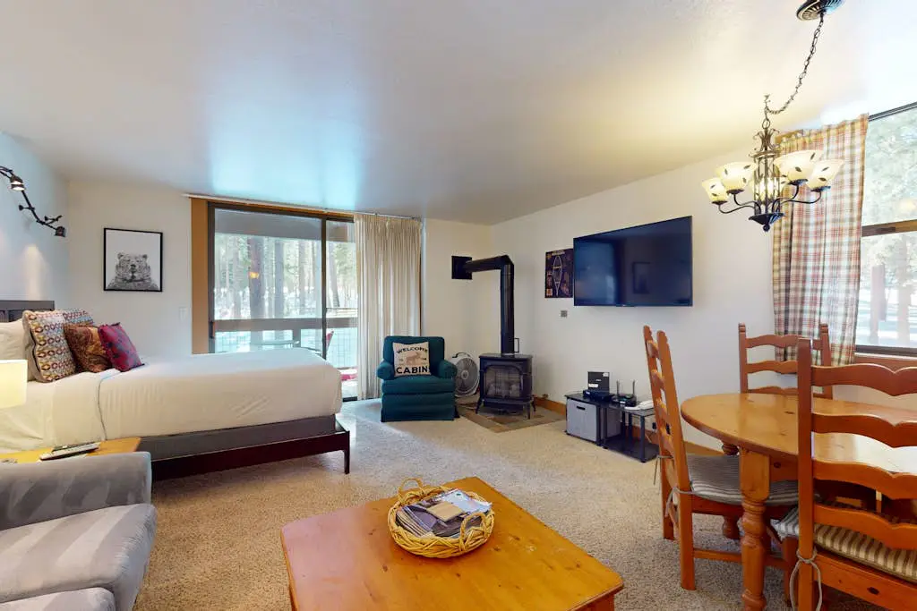Bright studio with access to hot tub & pools - near the slopes