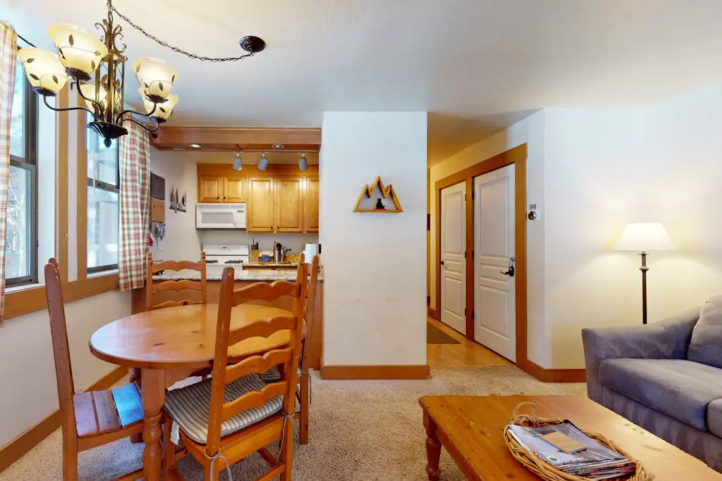 Bright studio with access to hot tub & pools - near the slopes