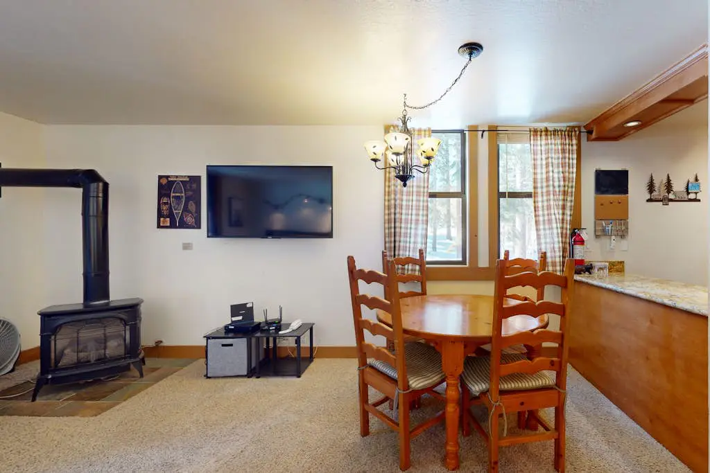 Bright studio with access to hot tub & pools - near the slopes