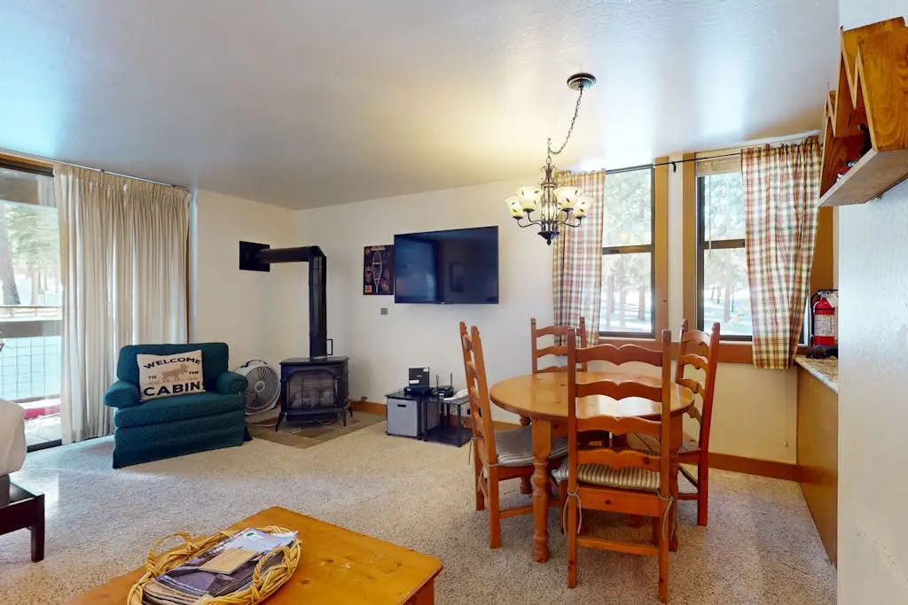 Bright studio with access to hot tub & pools - near the slopes