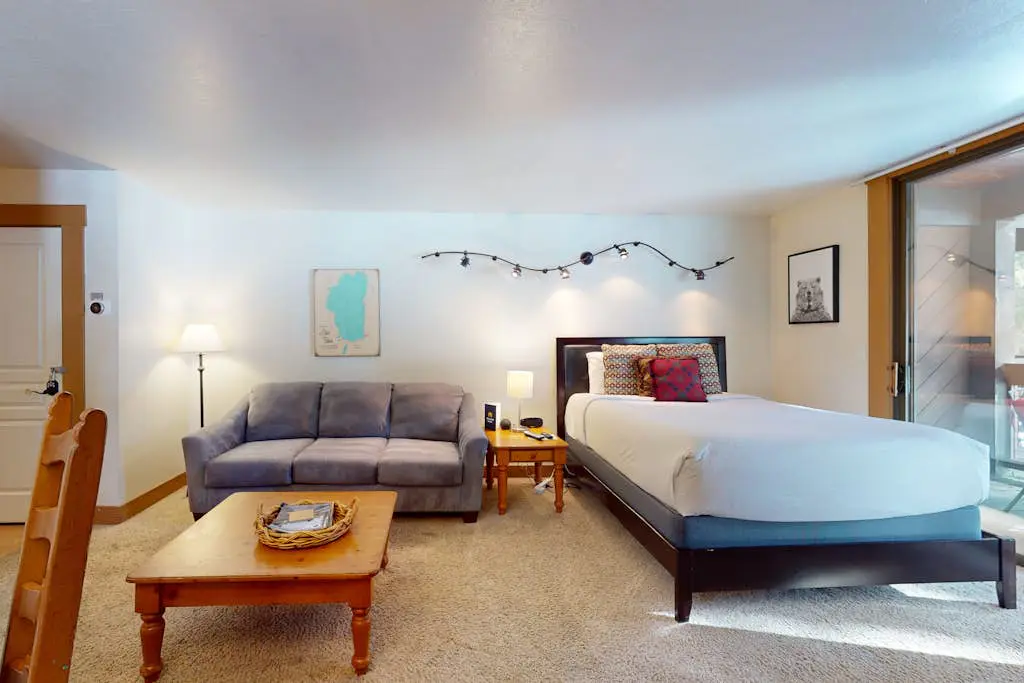 Bright studio with access to hot tub & pools - near the slopes