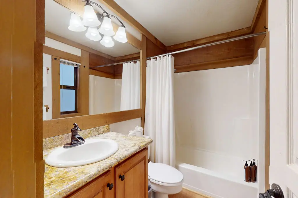 Bright studio with access to hot tub & pools - near the slopes
