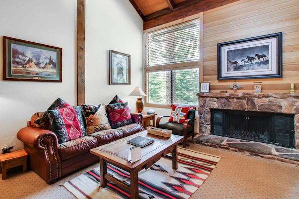 Truckee condo 1 mile from Northstar - ski, snowboard, or hike