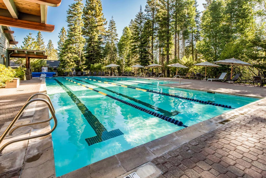 Truckee condo 1 mile from Northstar - ski, snowboard, or hike
