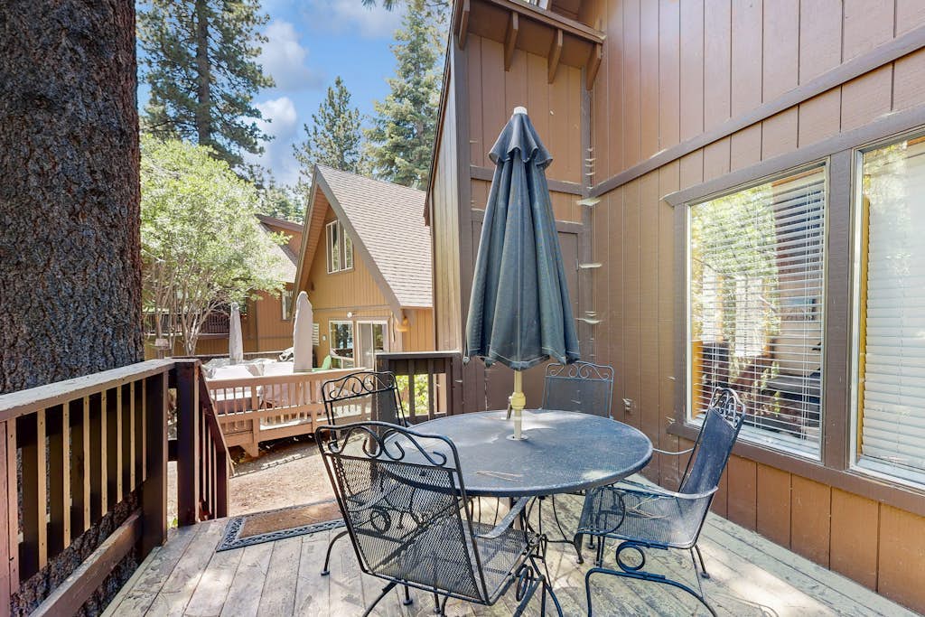 Classic Tahoe escape w/private deck, gas grill, walk to golf course