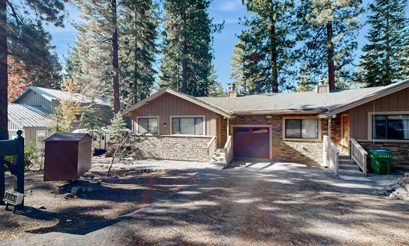 Dog-Friendly Duplex with fireplace, balcony and free internet