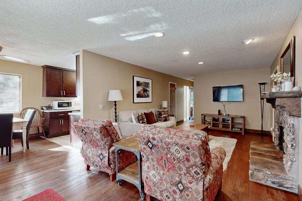 Dog-Friendly Duplex with fireplace, balcony and free internet