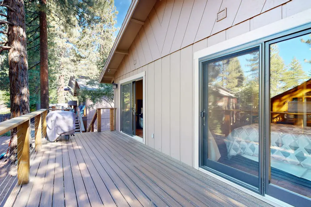 Dog-Friendly Duplex with fireplace, balcony and free internet